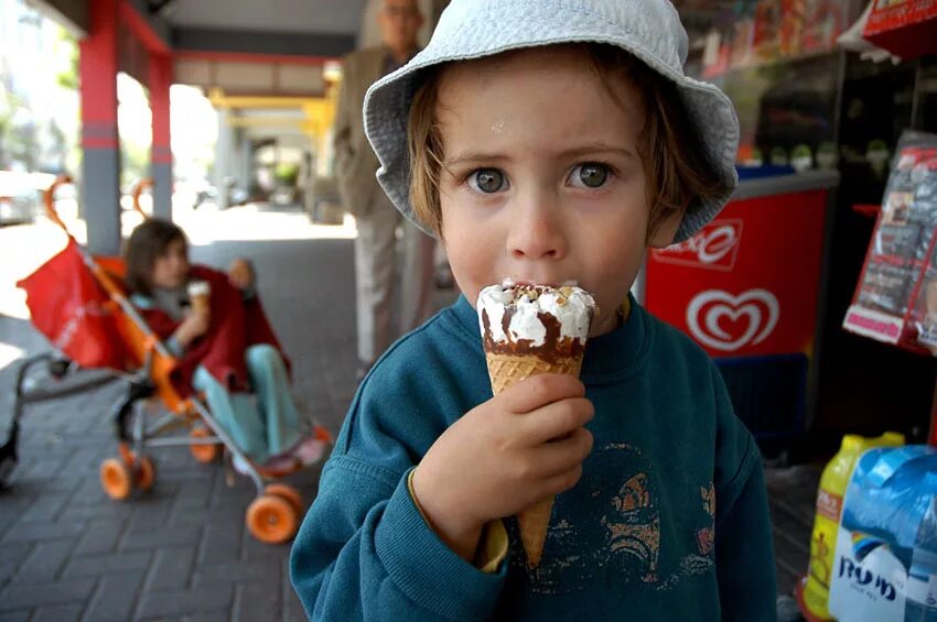 ребенок с мороженым. магазин "мороженое". мороженое иллюстрация для детей. мальчик с мороженым. мальчик купил мороженое.