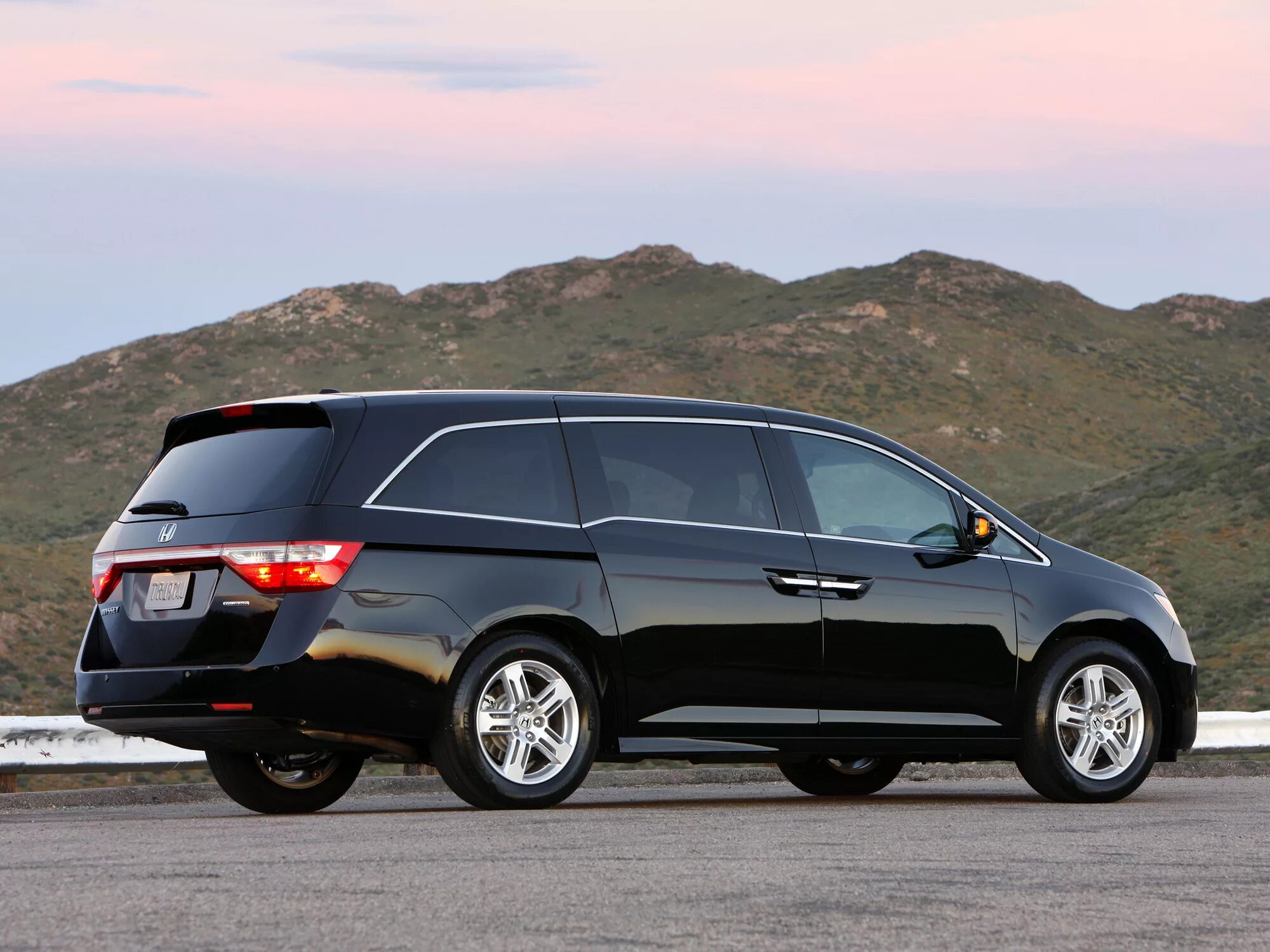 Honda odyssey 3 2. Honda odyssey, 2010 г. Honda odyssey 2003-2008. хонда одиссей 2008. Honda odyssey 2012 салон.