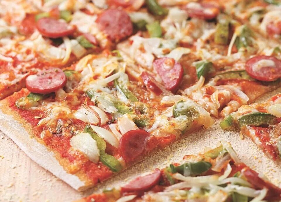 Начинка для пиццы. Пицца с колбасой. Пицца с болгарским перцем. Пицца с салями и перцем. Пицца с копчеными колбасками.