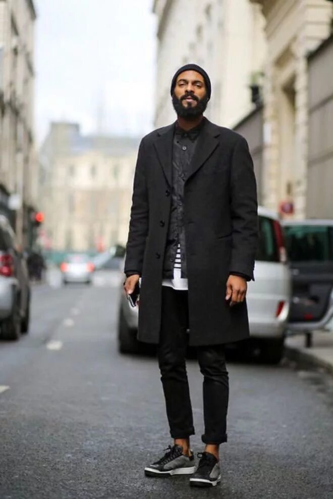 Пальто с водолазкой мужское. Стиль под пальто мужское. Что одеть под пальто мужчине. Серое пальто мужское. Кроссовки под паль томужсое.