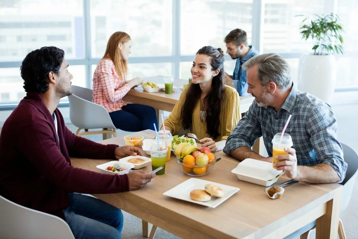 Обед беседа. Беседа за столом. Люди обедают в офисе. Завтрак с коллегами. Сотрудники обедают в кафе.