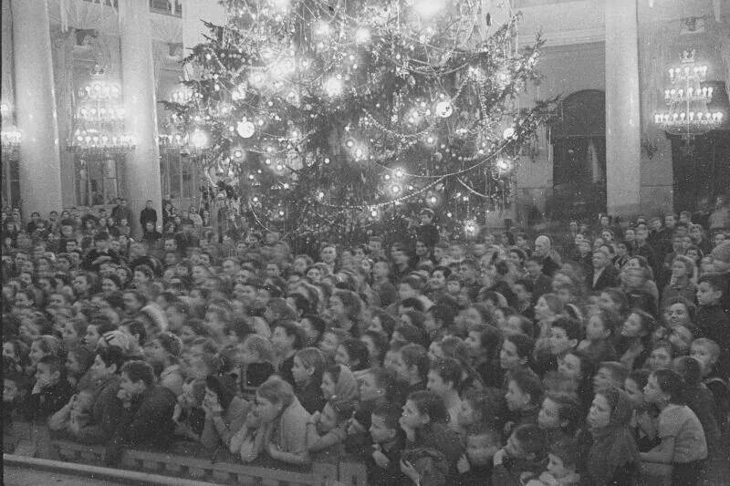 Елка в блокадном ленинграде 1942. Первая кремлевская елка 1936. Новогодняя елка 1936. Новый год 1936. Новогодняя елка 1936.