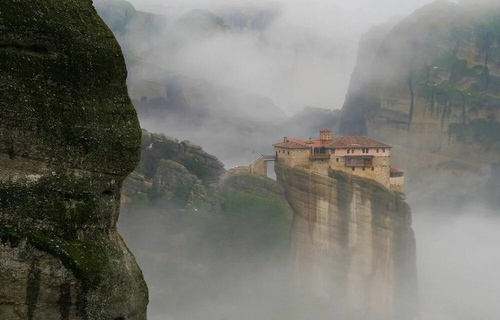 Маяк в тумане. Туманное нагорье. Странный дом в тумане на вершине горы лавкрафт. Туманный остров. Река чусовая в тумане.