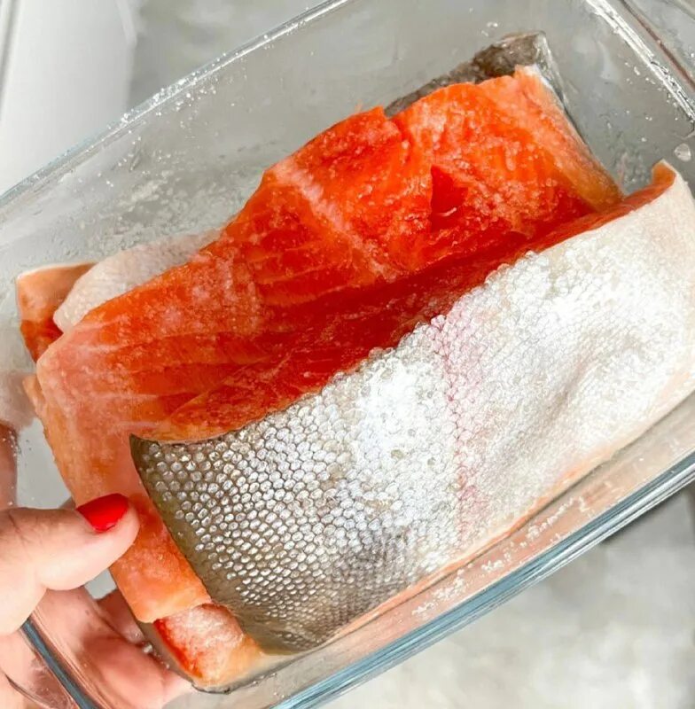 Красная рыба соленая. Замолосолить форель. Форель радужная малосольная. Засол форели. Радужная форель засолка.