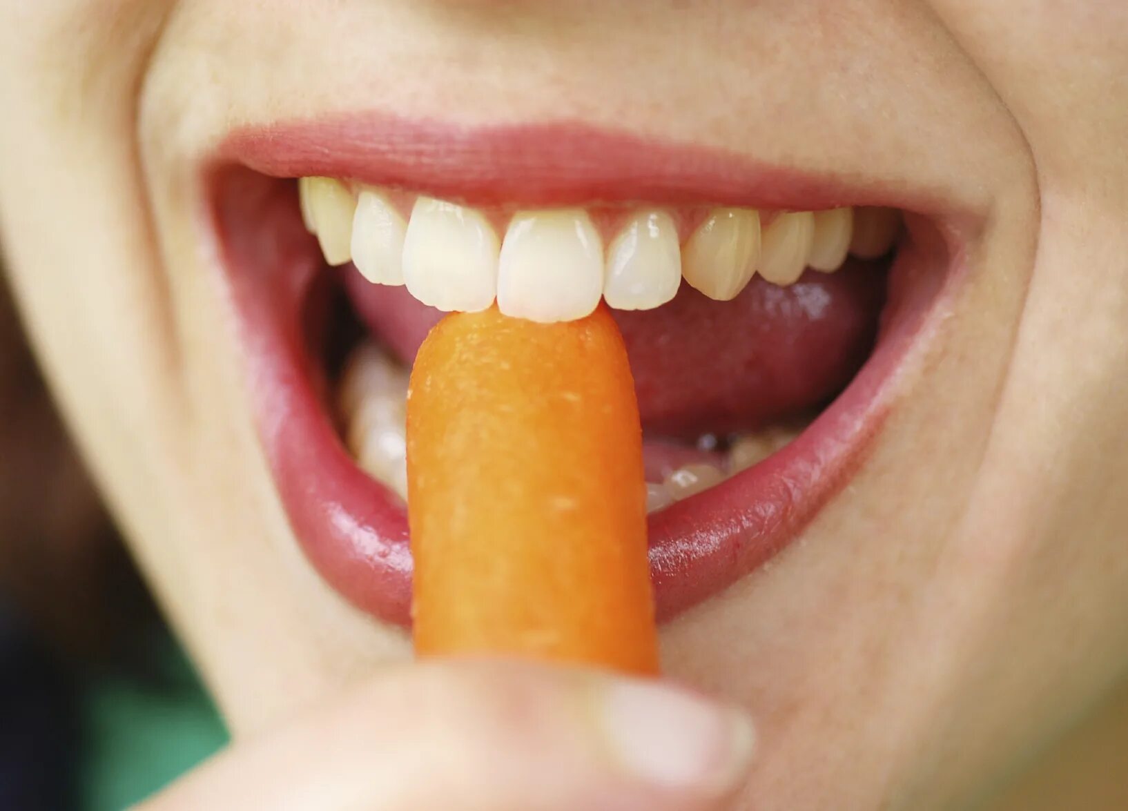 Почему жую зубы. Крепкие зубы. Овощи и зубы. Морковь для зубов. Морковь во рту.