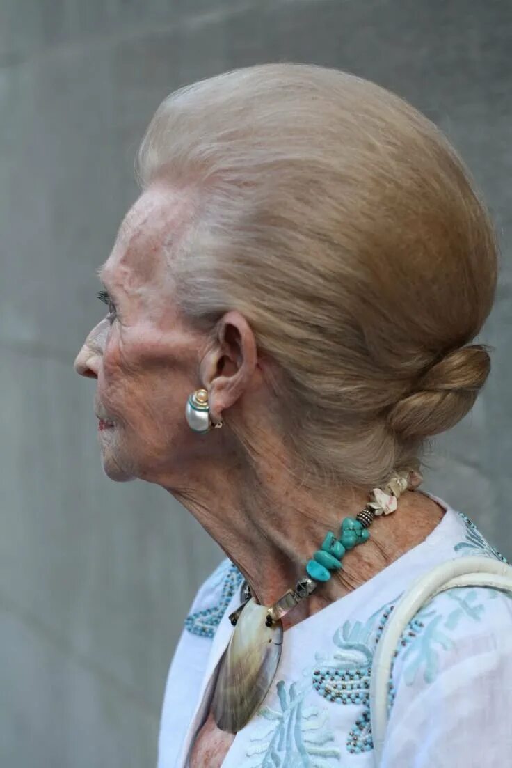 Как подстричь бабушку. Стрижки для бабушек. Прически для пожилых. Прически для пожилых женщин. Причёски для пожилых женщин на длинные волосы.