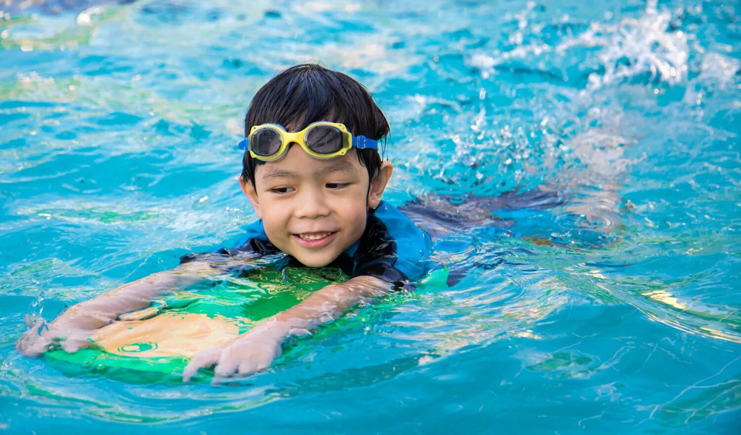 He swims very well. Плавание дети. Плавание детей дошкольников. Дети плавают в бассейне креатив. Swim для детей.