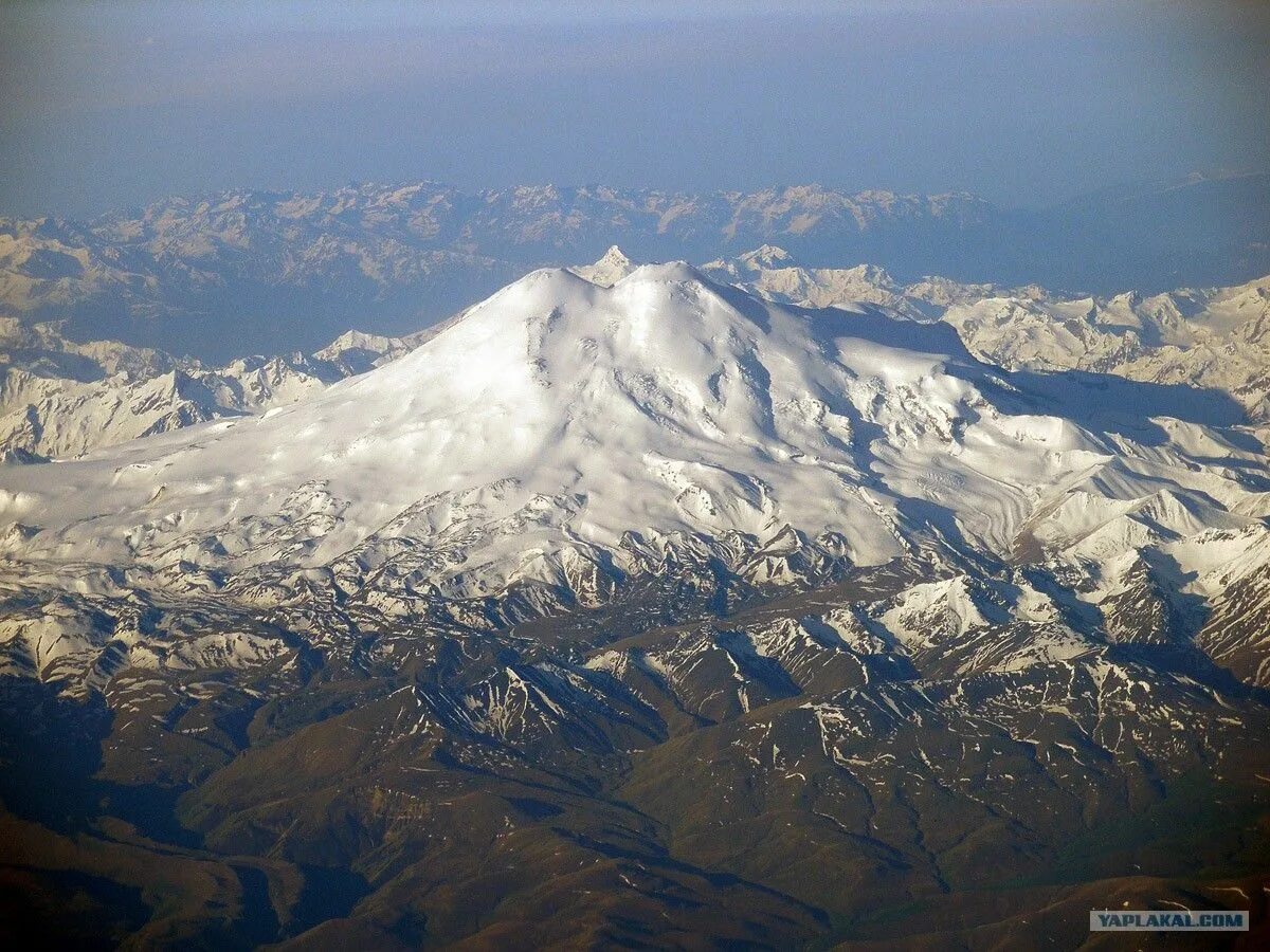 Проявить гора. Гора Эльбрус. Эльбрус вершина Кавказа. Кавказский хребет и Эльбрус. Вершины Джомолунгма и Эльбрус.