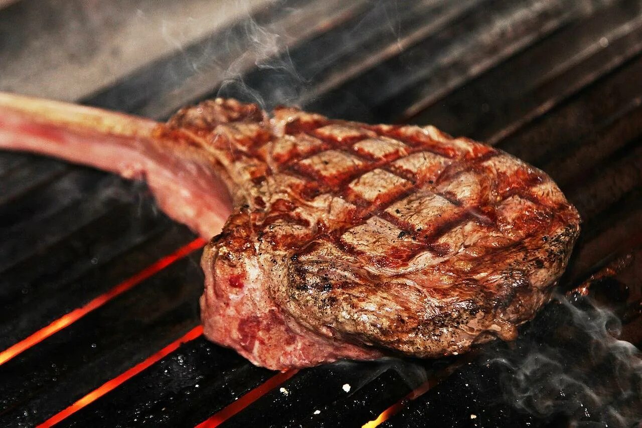 Сколько жарить говядину на электрогриле. Рибай томагавк. Tomahawk Steak. Стейк Рибай томагавк.