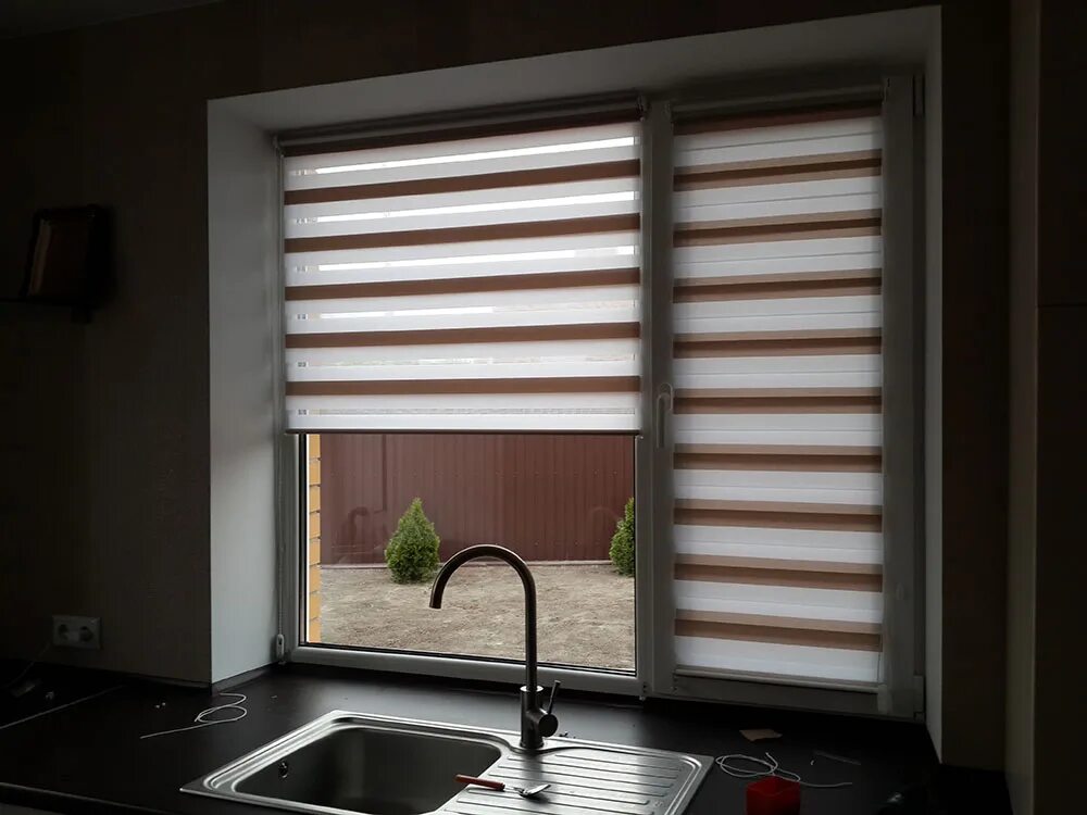 рулонные жалюзи зебра. жалюзи на окна. жалюзи на окна день ночь видео. рулонные шторы зебра открытая система. жалюзи на окна день ночь видео.