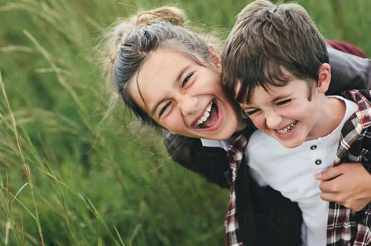 Little older brother. Дети смеются. Счастливые брат и сестра. Старшая сестра и младший брат. Старшие и младшие.