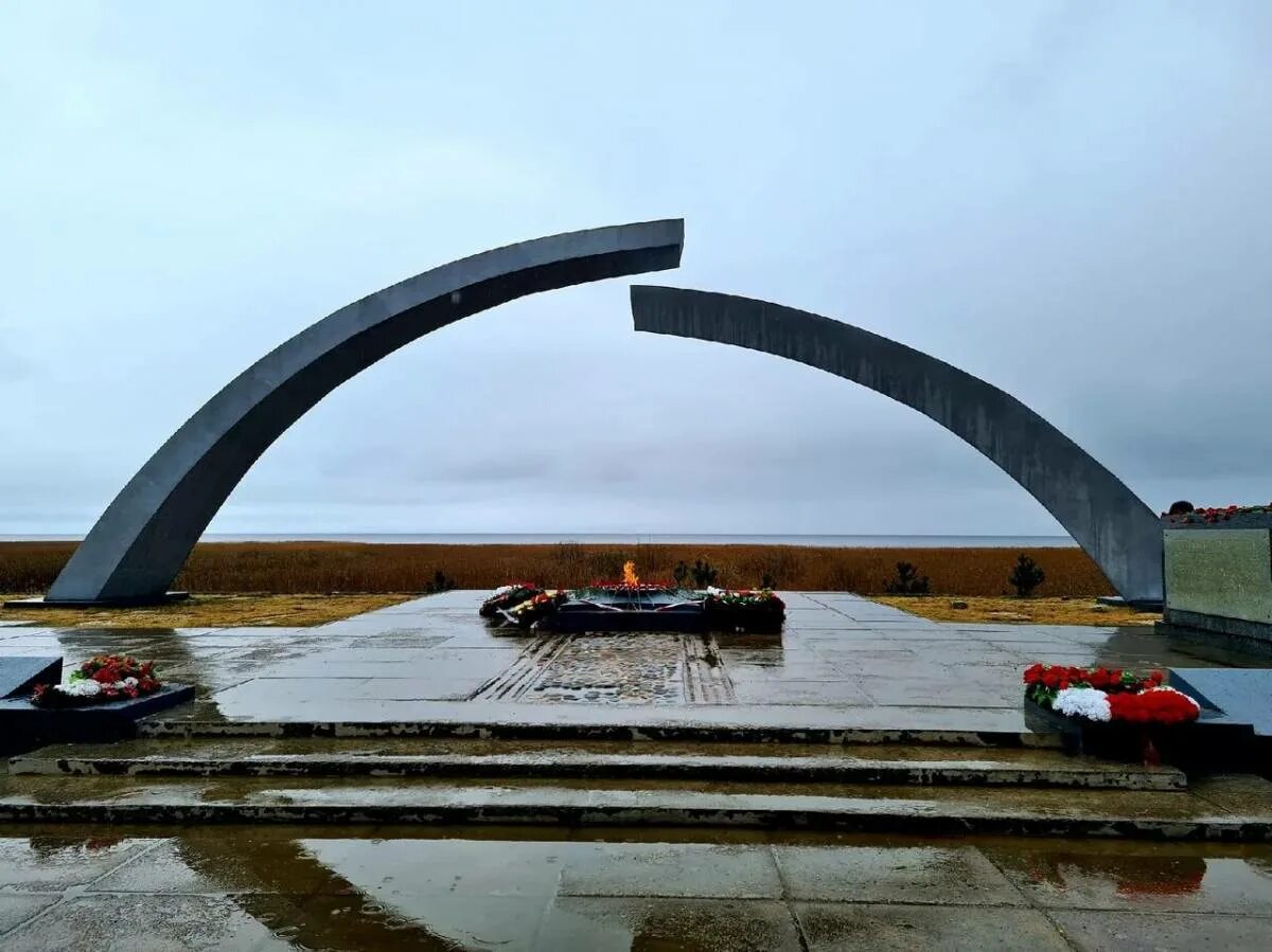 Разрыв кольца. Мемориал памятник «разорванное кольцо блокады». Разорванное кольцо блокады Ленинграда. Мемориал разорванное кольцо блокады Ленинграда. Памятник прорыва блокады Ленинграда разорванное кольцо.