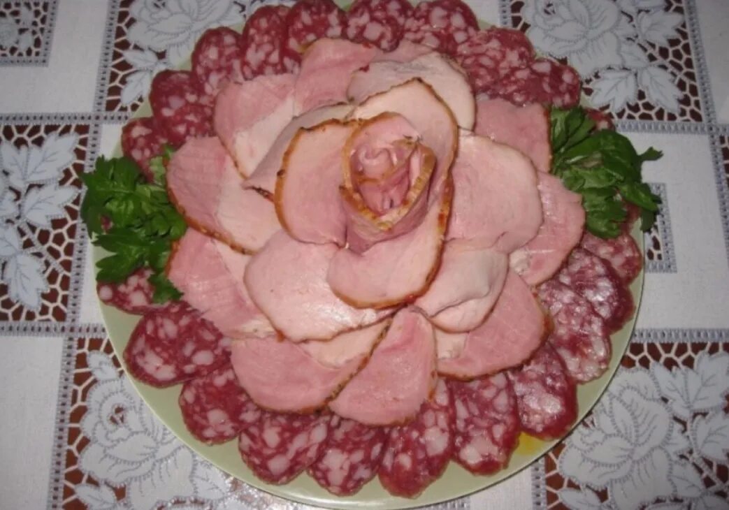 Мясная нарезка фото в домашних условиях Фотография Creative food, Food garnishes, Food platters