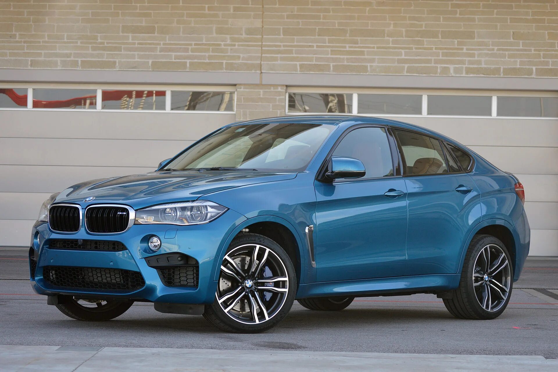 Bmw x6 бензин. BMW x6m 2015. BMW x6 m50i. BMW x6 Sport. BMW x6m 2016.