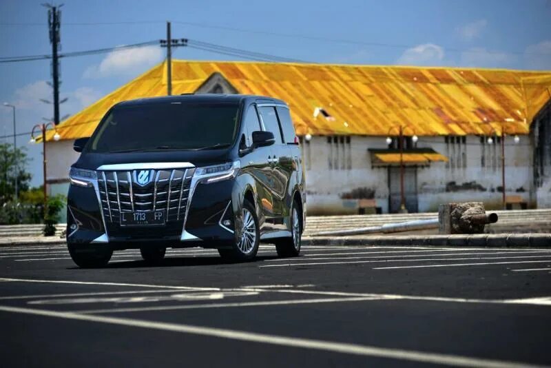 Toyota Alphard гибрид. Тойота альфард 2015 гибрид. Тойота альфард на фоне коттеджа. Сентябрьский пейзаж и Тойота альфард. Alphard гибрид