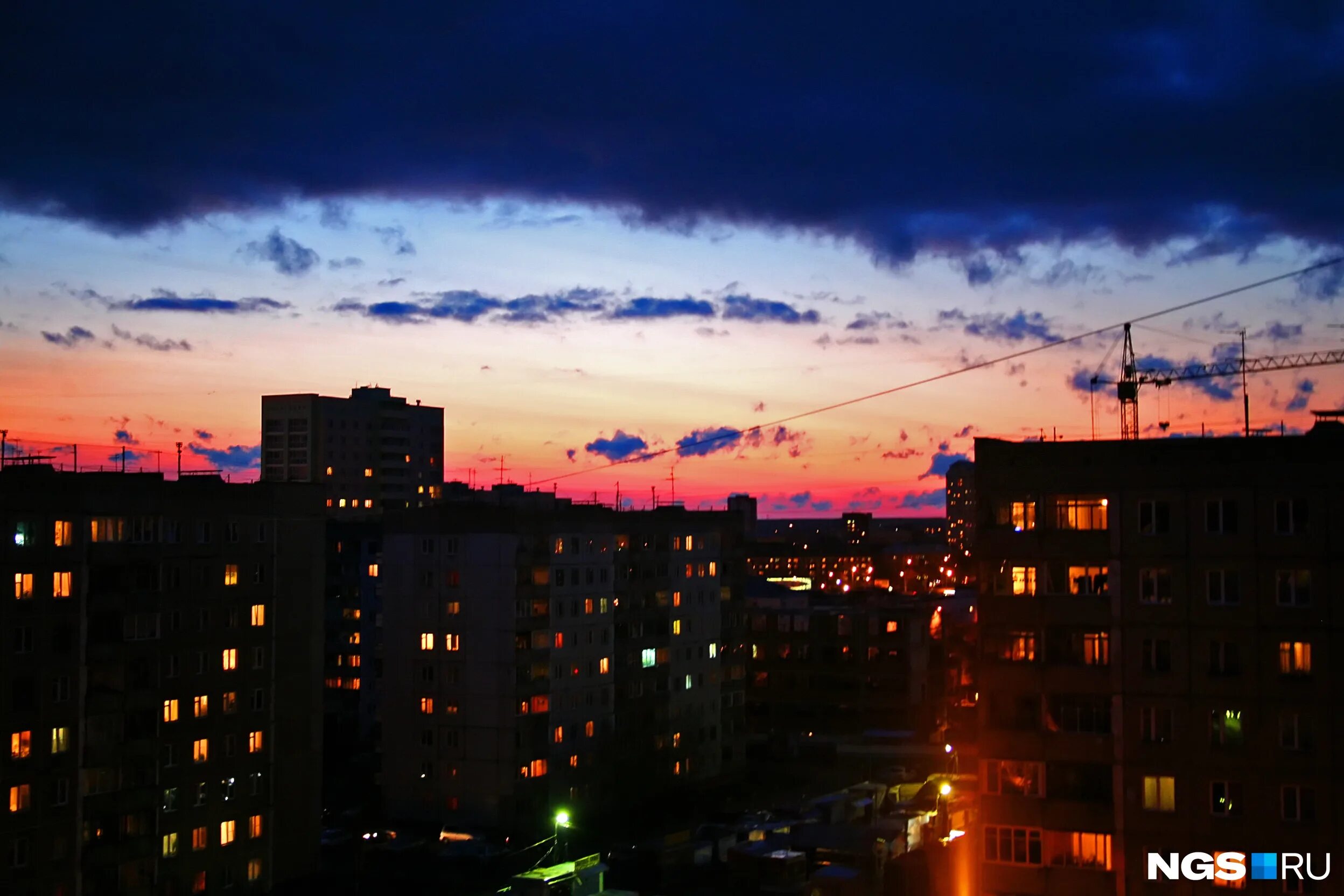 Вечер 12 12 19. Новосибирск вечером. Новосибирск ночью из окна многоэтажки. Вечерняя Первомайка Новосибирск. Новосибирск вечером фото.