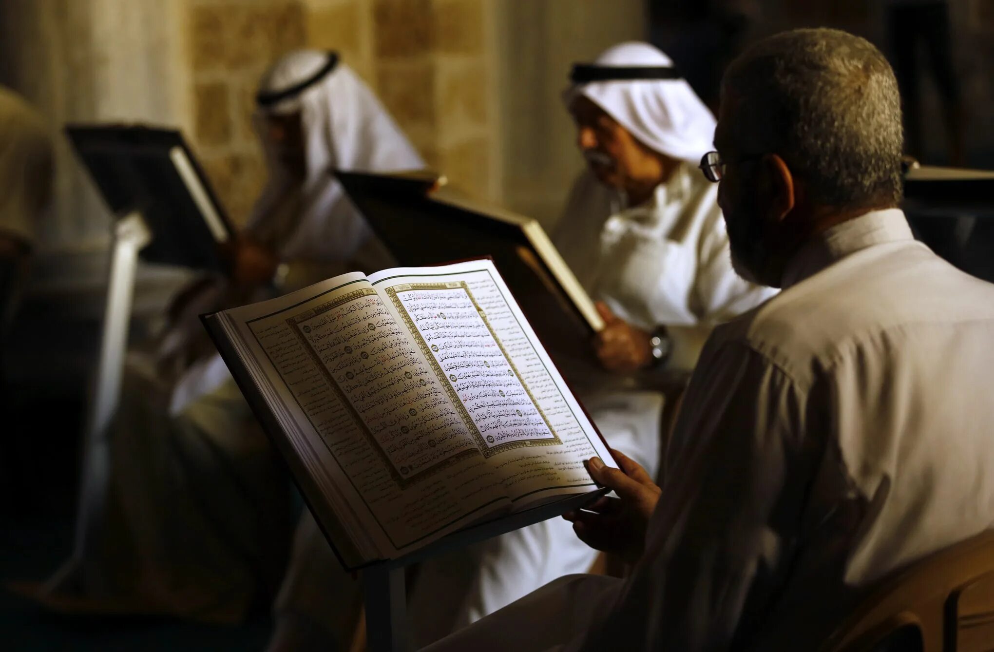 Коран лучшее чтение корана слушать. Чтение в мечети. Чтение Корана. Мечеть с Кораном. Коран на подставке в мечети.