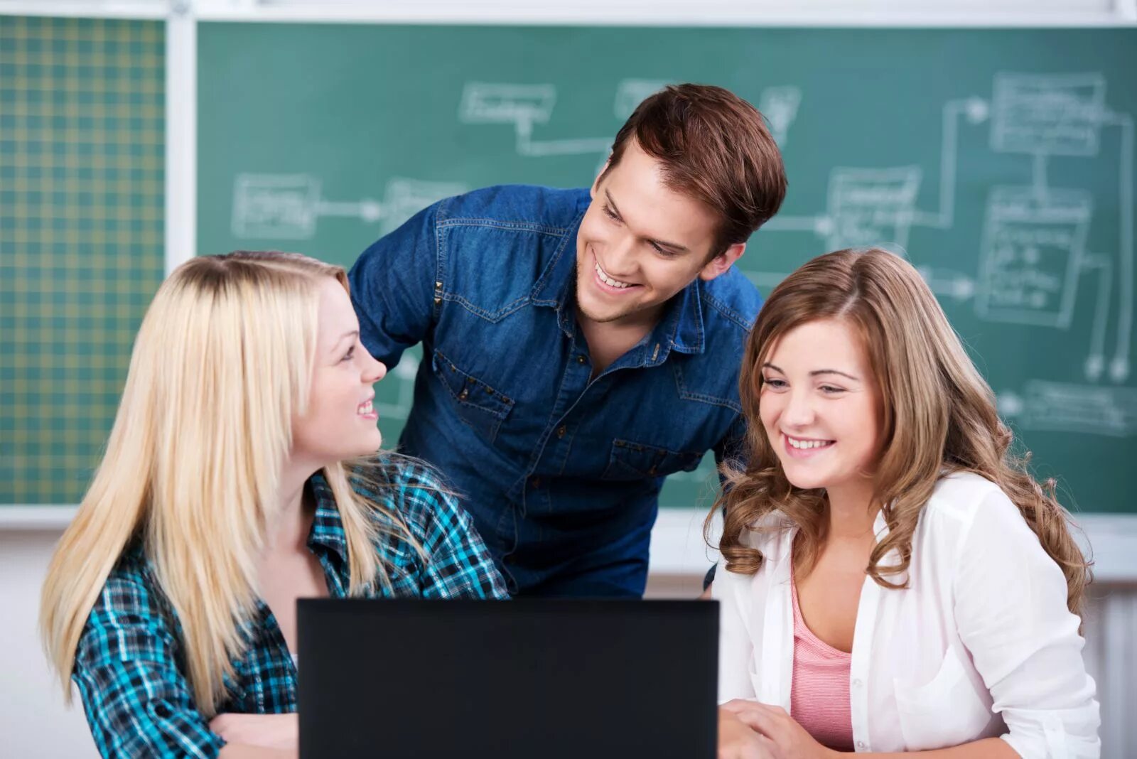 Are bad students. Студент с ноутом. Двое студента за ноутбуком. University students. Школьники учатся за ноутбуками.