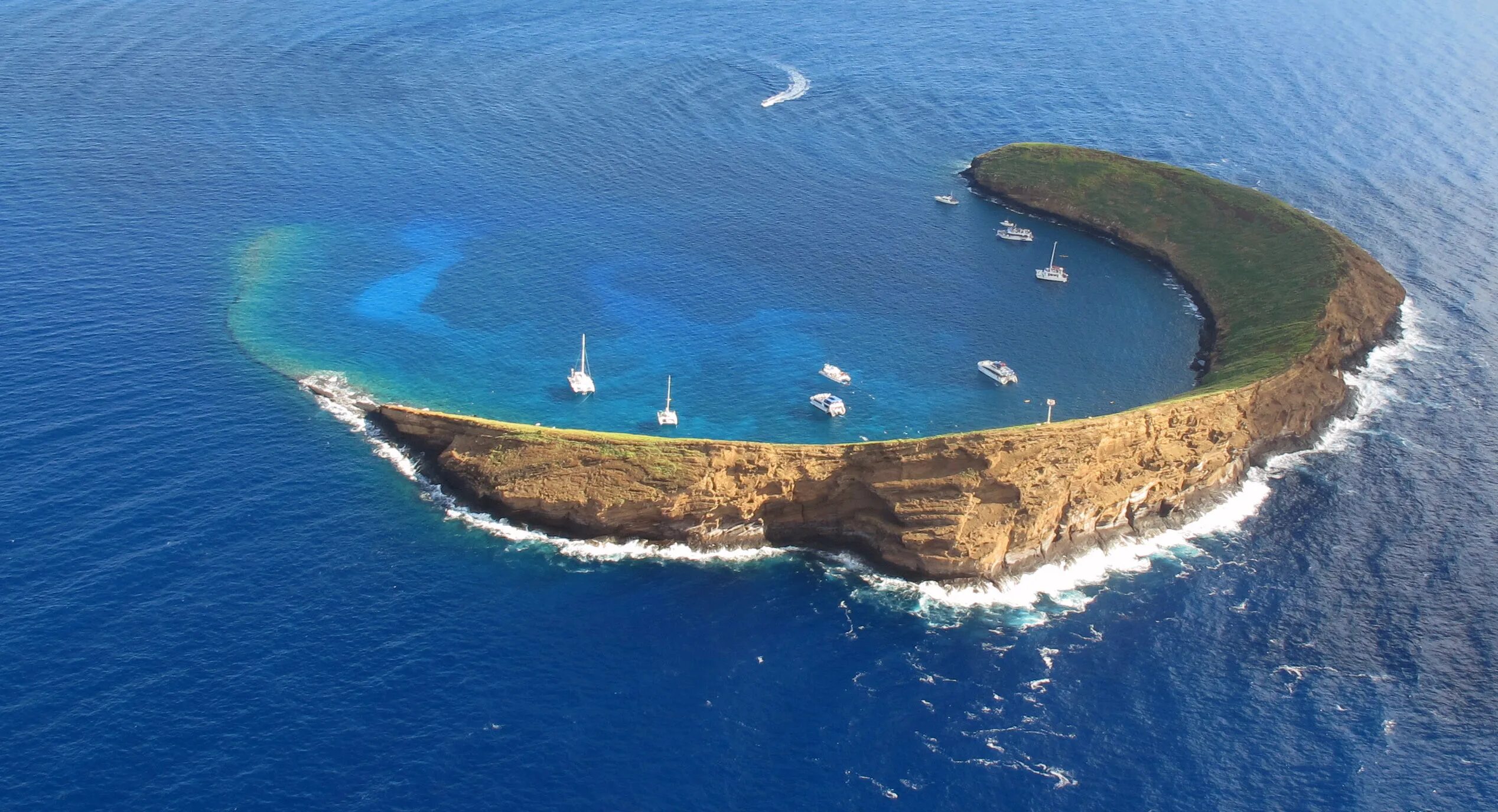 острова в виде животных. остров полумесяца. остров в форме полумесяца. остров мауи гавайи. остров полумесяца.