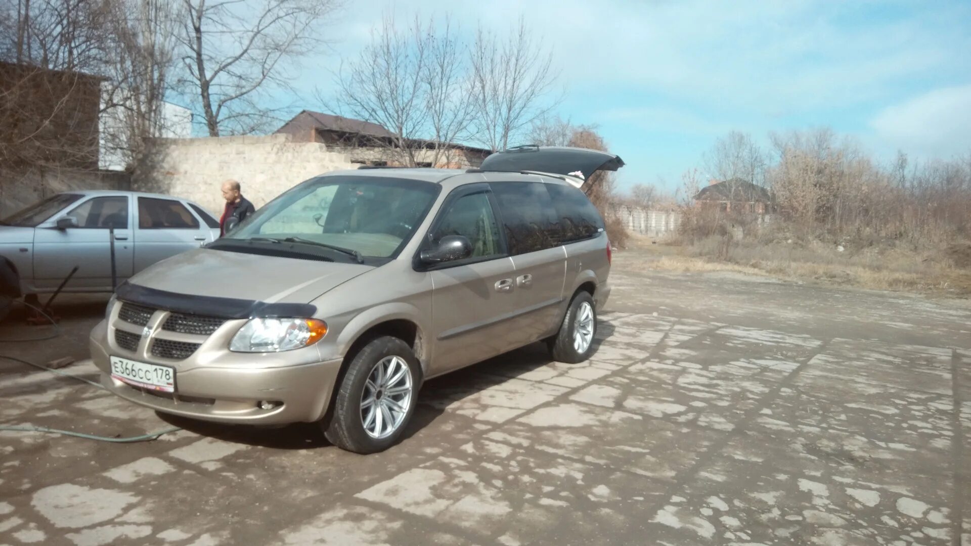 Додж караван 1997. Dodge caravan 2. Додж караван 2. Диски 17 на додж караван 4. Додж караван на 18 дисках.