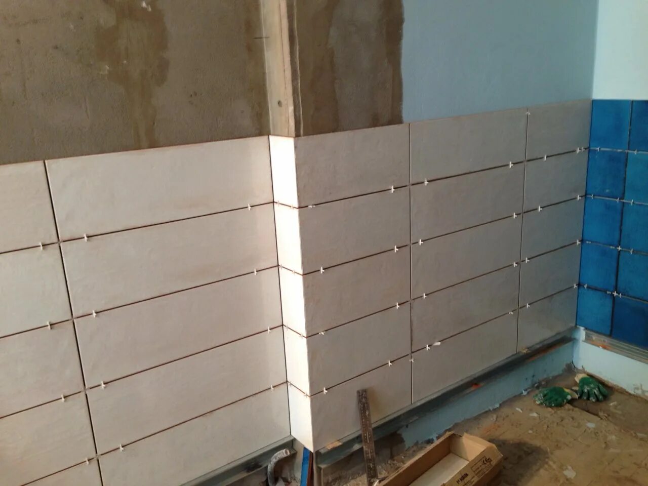 Плитка выполню работу. Укладка плитки. Плитка выполню работу. Укладка кафеля в ванной комнате. Демонтаж напольной плитки.