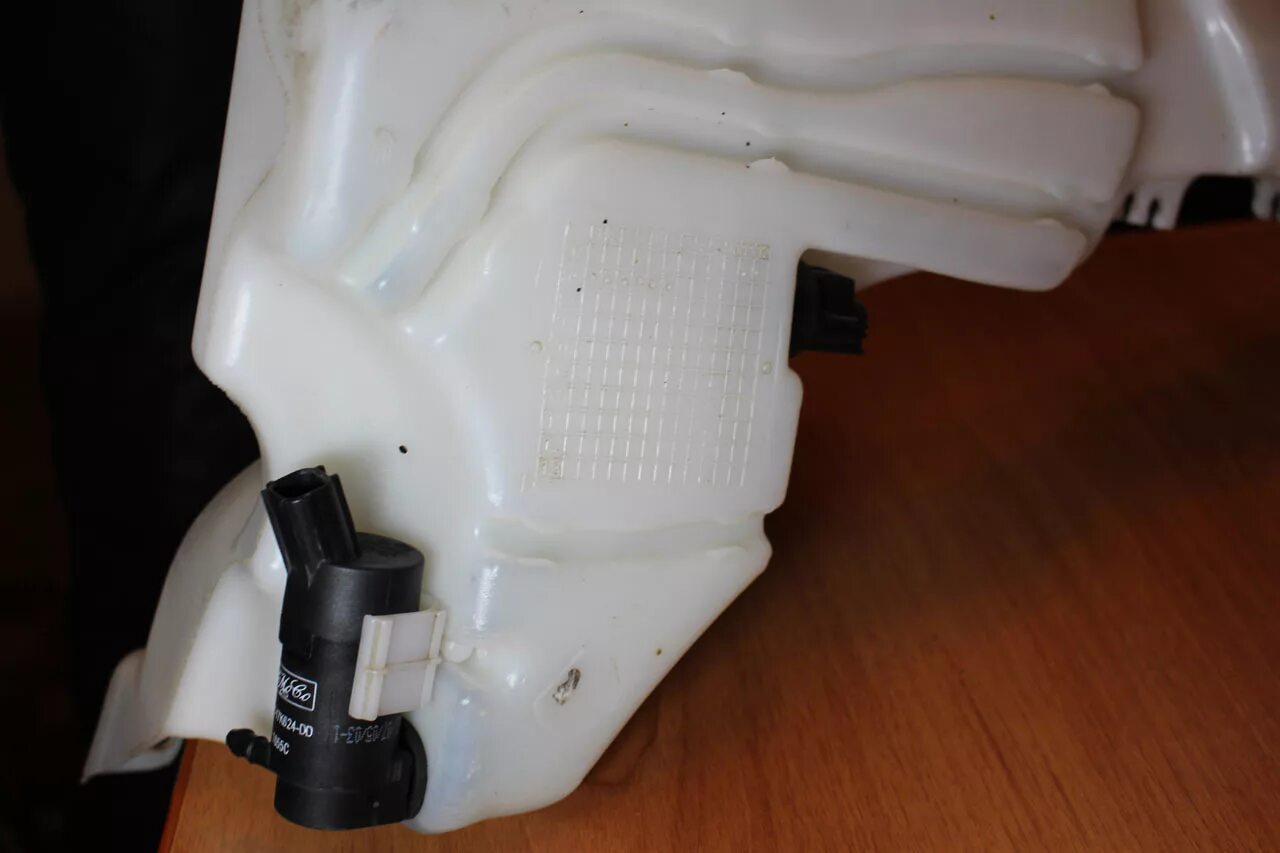 как снять омыватель форд фокус 2