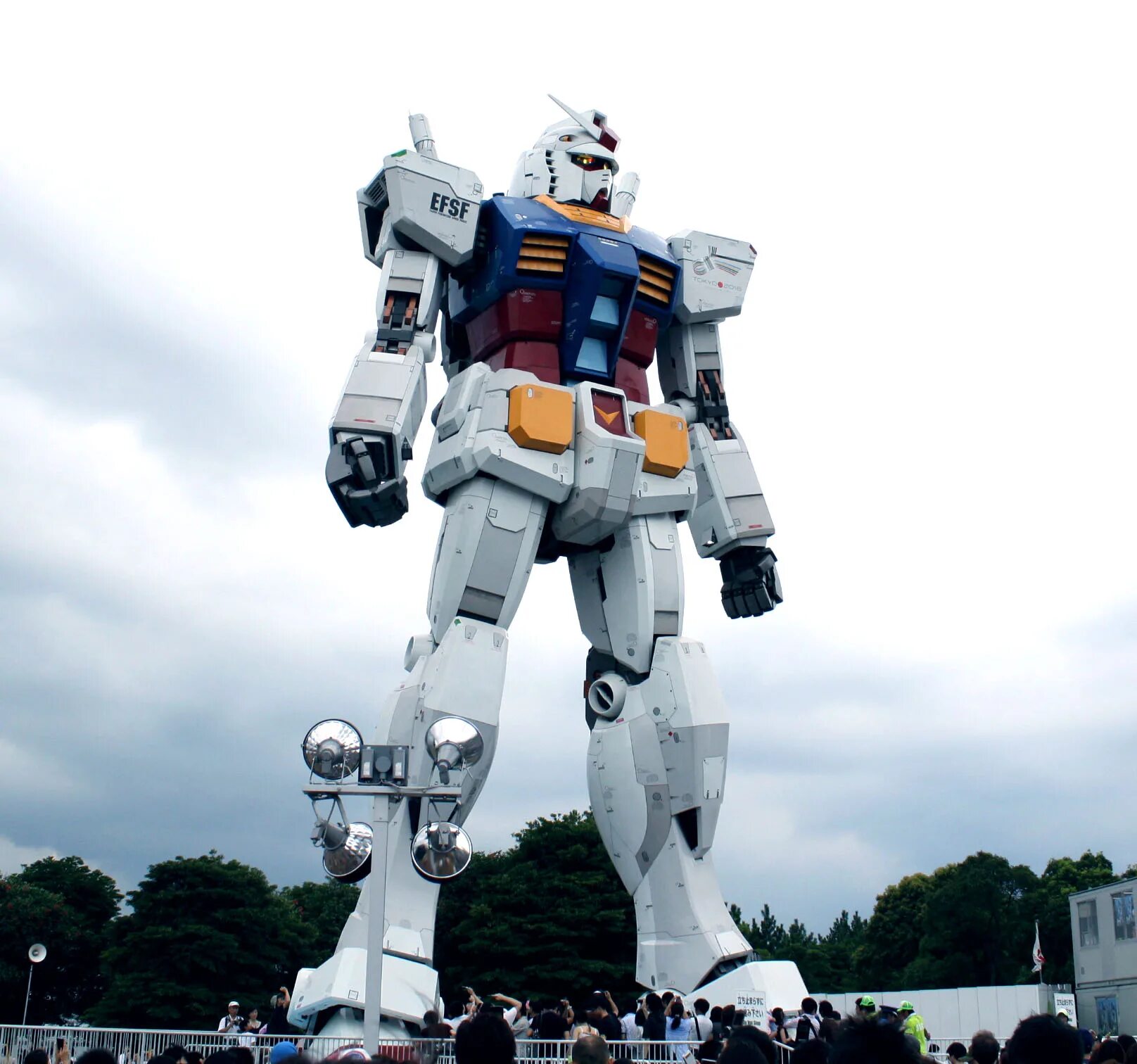 Цдм музей роботов. Выставка лего роботов. Работа силы тяготения. Большой лего робот. Portal 2 роботы.