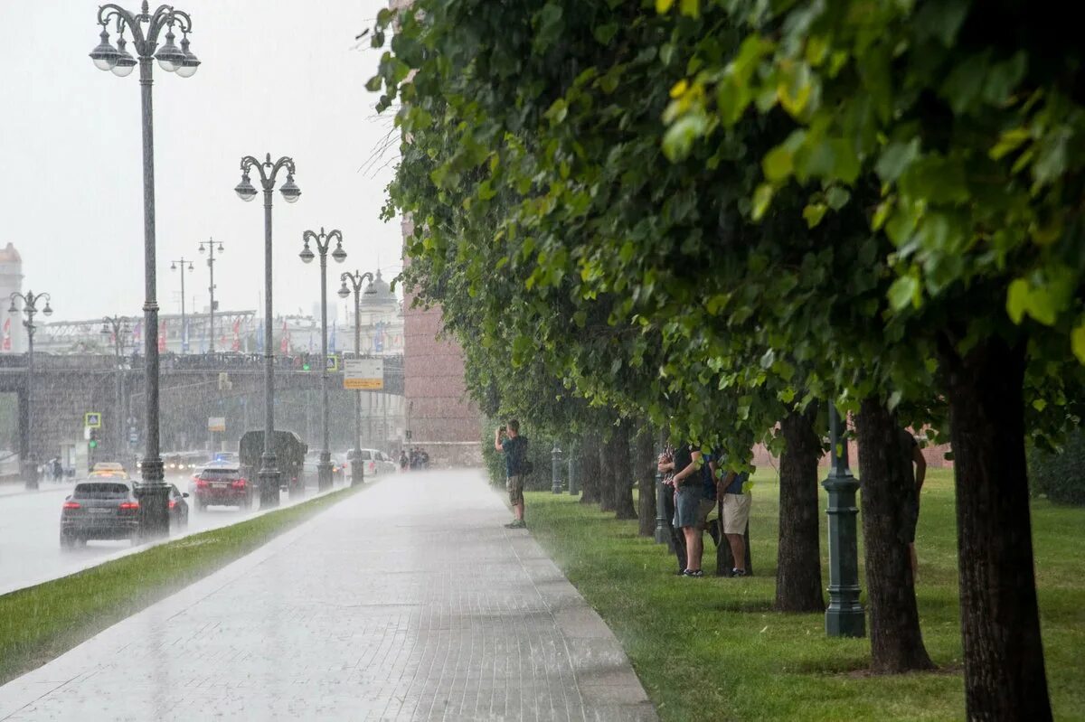 Дождь летом в городе. Дождливая москва. дождь в москве. пасмурное лето в городе. пасмурная москва.