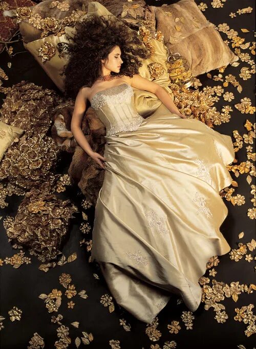 Александр маккуин 2021. Арутюнов ландыши платье. Alexander's collection. Александр маккуин весна лето 2022. D.