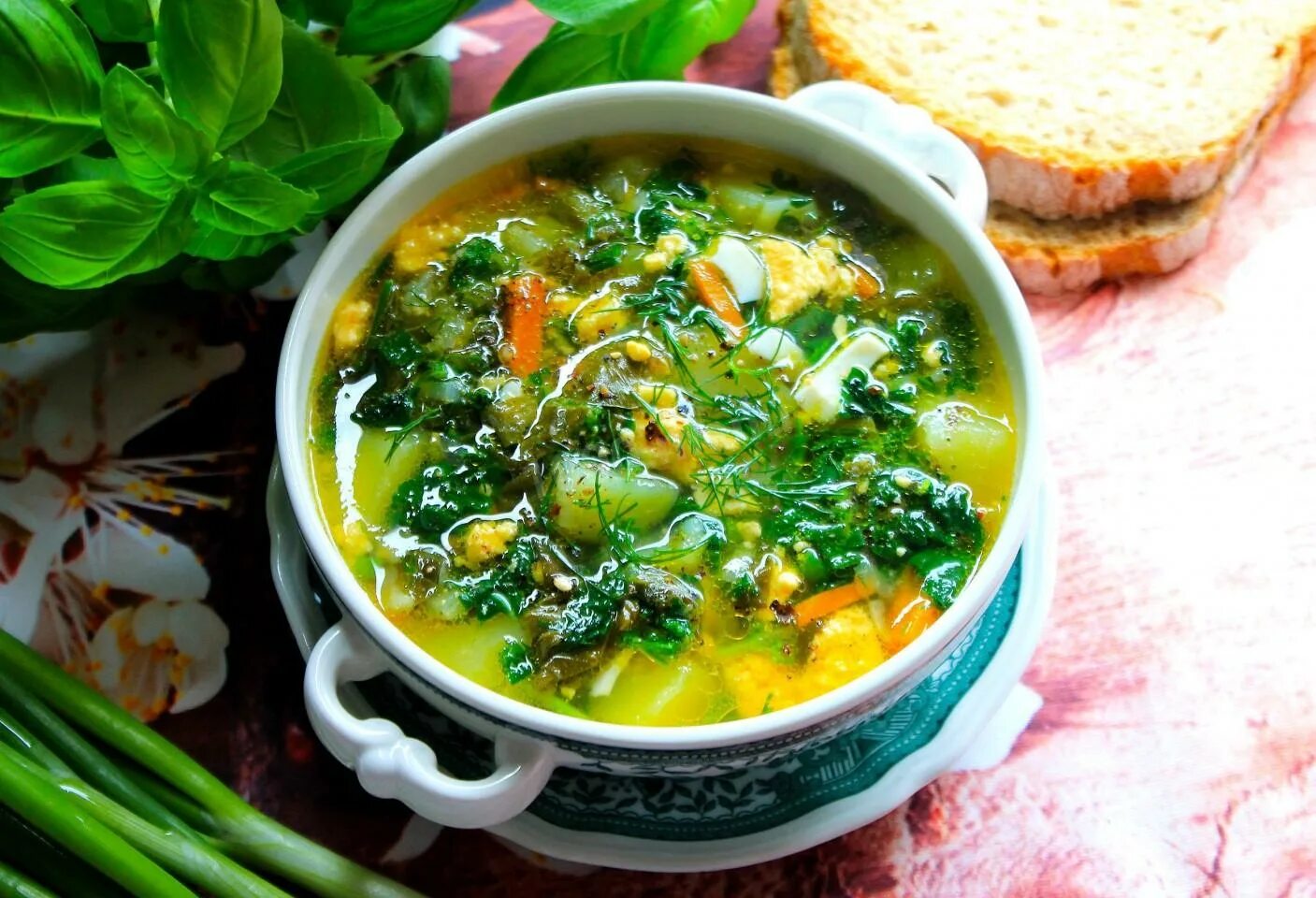 Суп со щавеля с мясом и яйцом. Щи с крапивой. щавелевые щи. щи с крапивой и щавелем. щавелевый суп с яйцом.