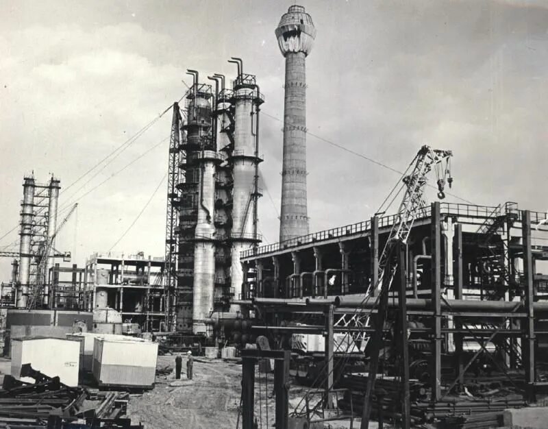 Сызрань авт 6. Уфимский нефтеперерабатывающий завод 1938. Нефтеперерабатывающий завод в Капотне СССР. Новокуйбышевск нефтеперерабатывающий завод СССР. Капотня нефтеперерабатывающий завод 1940.