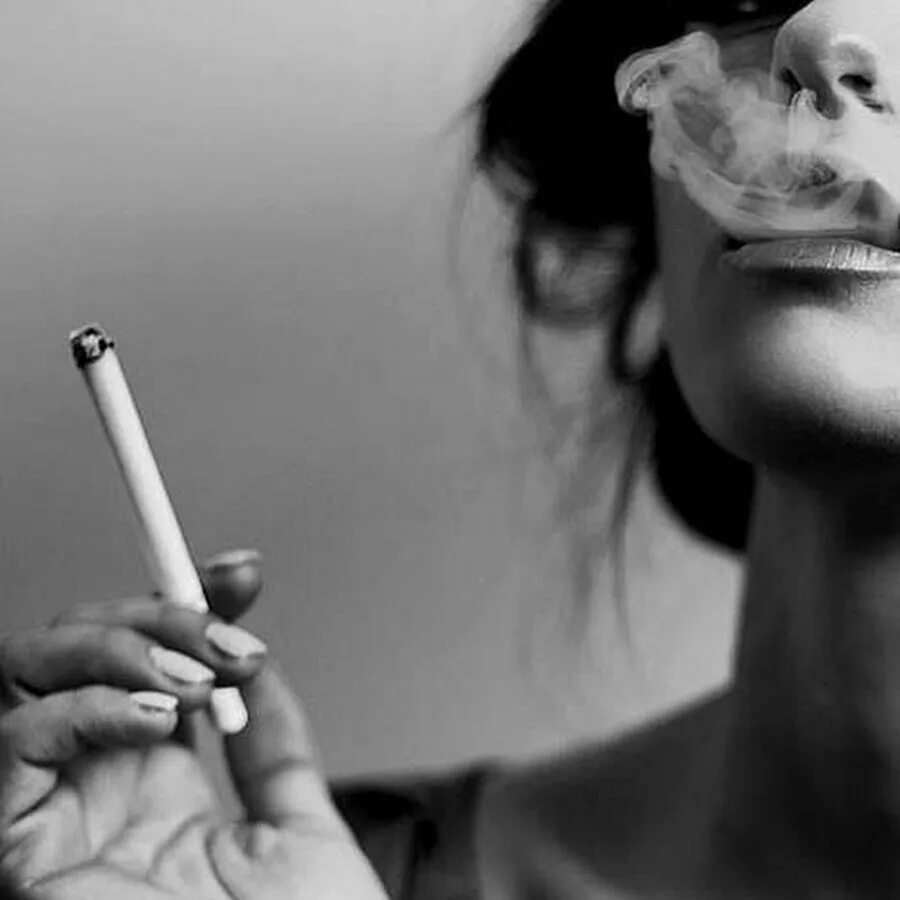 Песня ты хотя бы курил. Девушка с сигаретой. Картинка девушка с сигаретой. Девушка думает с сигаретой. Девушка курит ч/б.