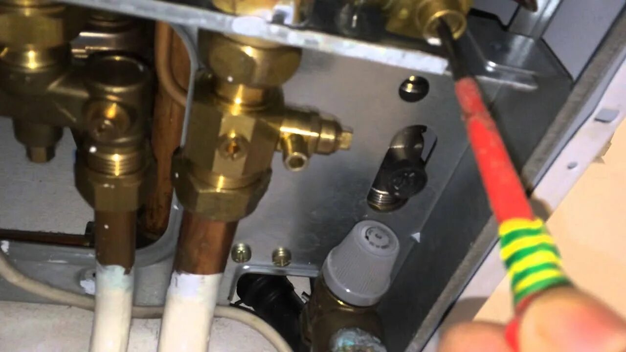 Сливной штуцер в котле вайлант. Сливной кран котла протерм. Protherm котел электрический 12 квт. Как слить воду с котла протерм. Как слить воду с котла протерм.