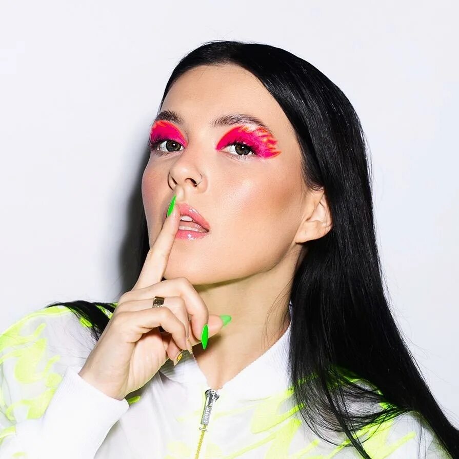 Слушать музыку королева. Мания королева. Мила мания. Мания королева. Nila mania королева.