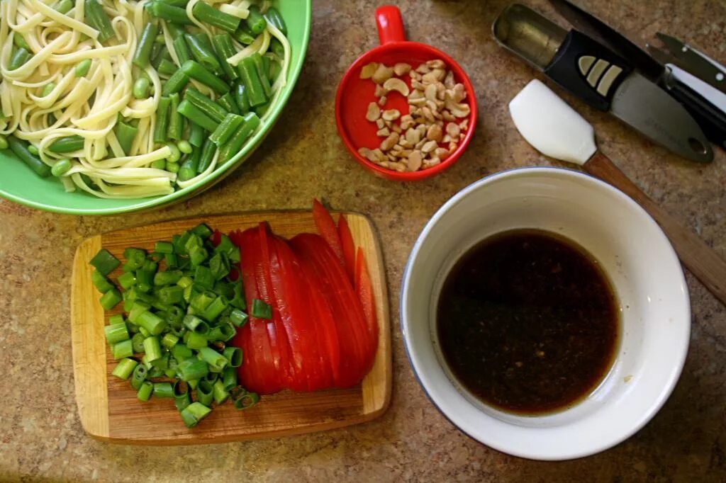 Заправка для салата масло соевый соус. Салат с соевым соусом. Салат с соевым соусом и овощами. Овощной салат с соевым соусом. Соевый соус и зелень.