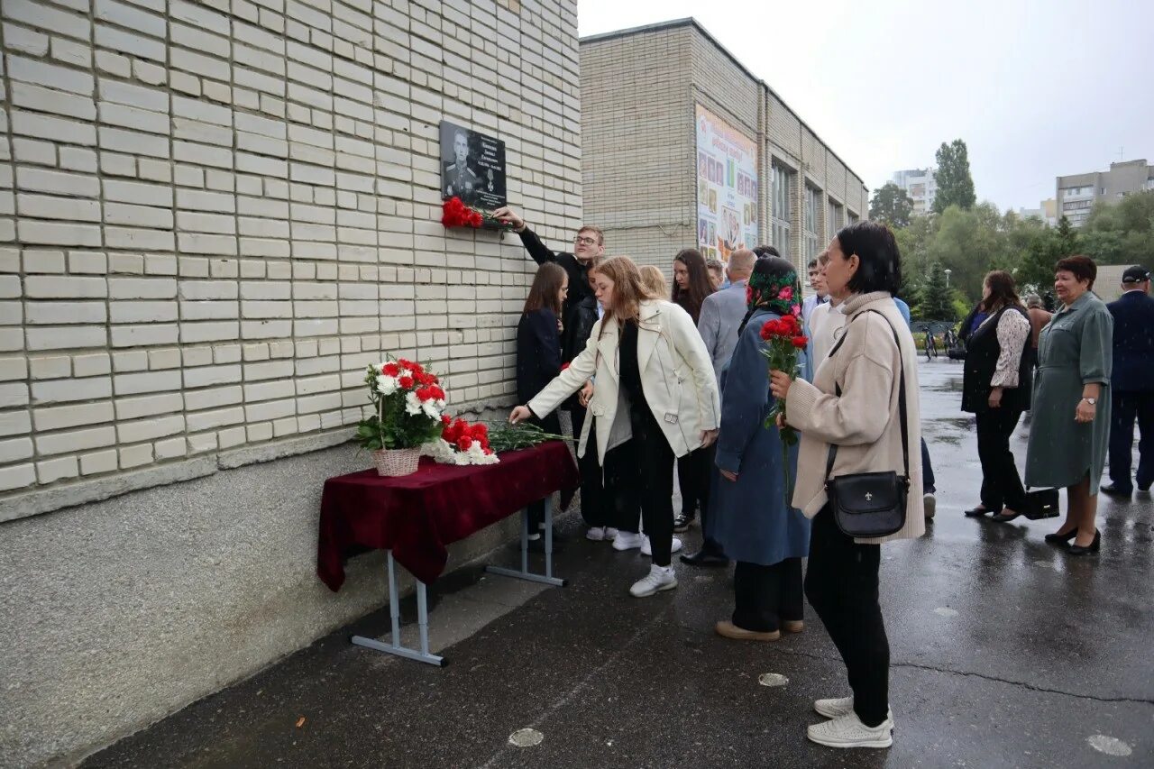 Мемориальные доски погибшим на украине школах. В Пензе мемориальные доски погибших в школе. Мемориальные доски погибшим на Украине. Открытие мемориальной доски в школе погибшему на Украине.