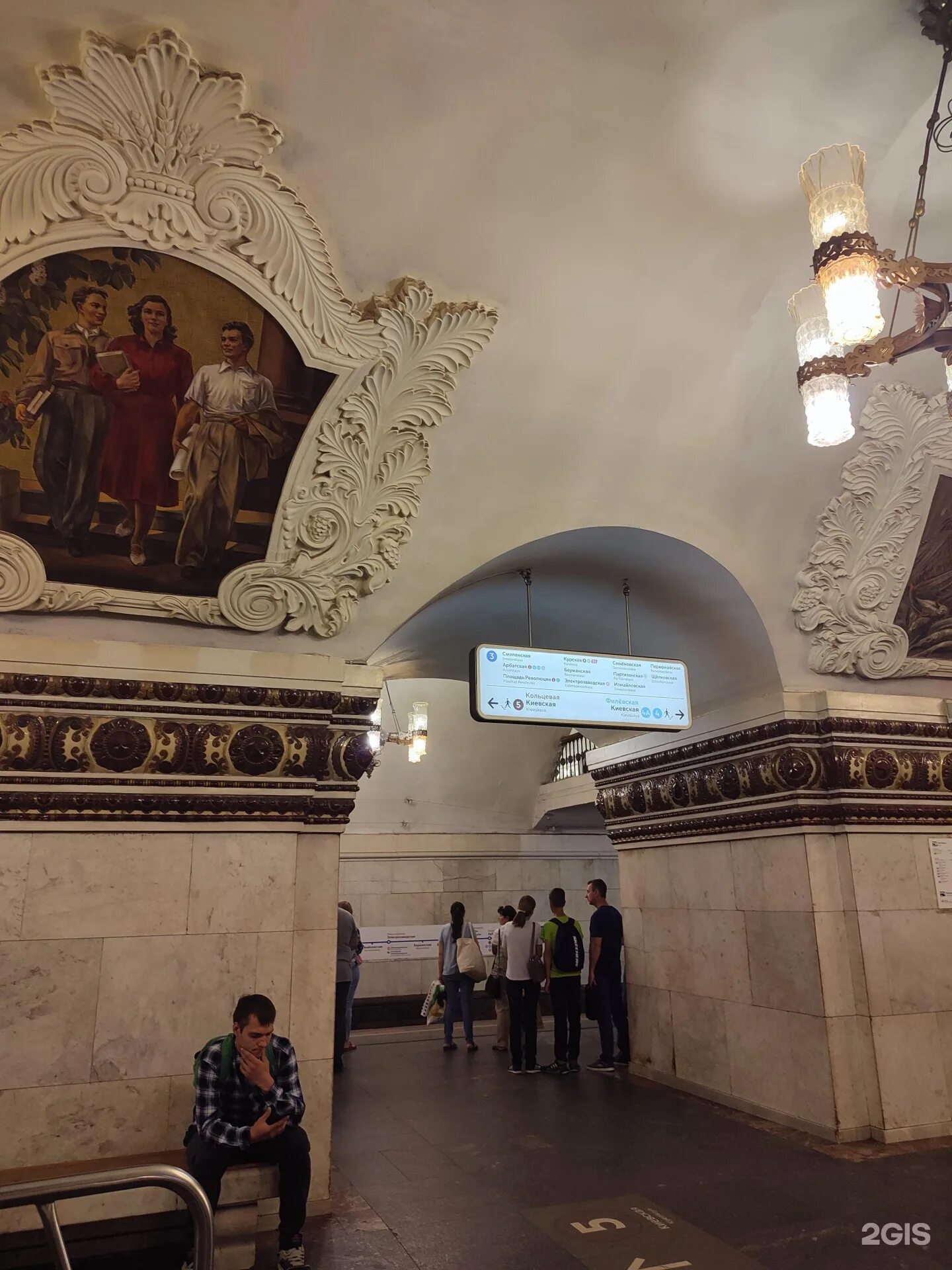 Арбатская линия что случилось. Арбатская линия что случилось. Станция арбатская филевской линии. Славянский бульвар час пик. Синяя ветка славянский бульвар.