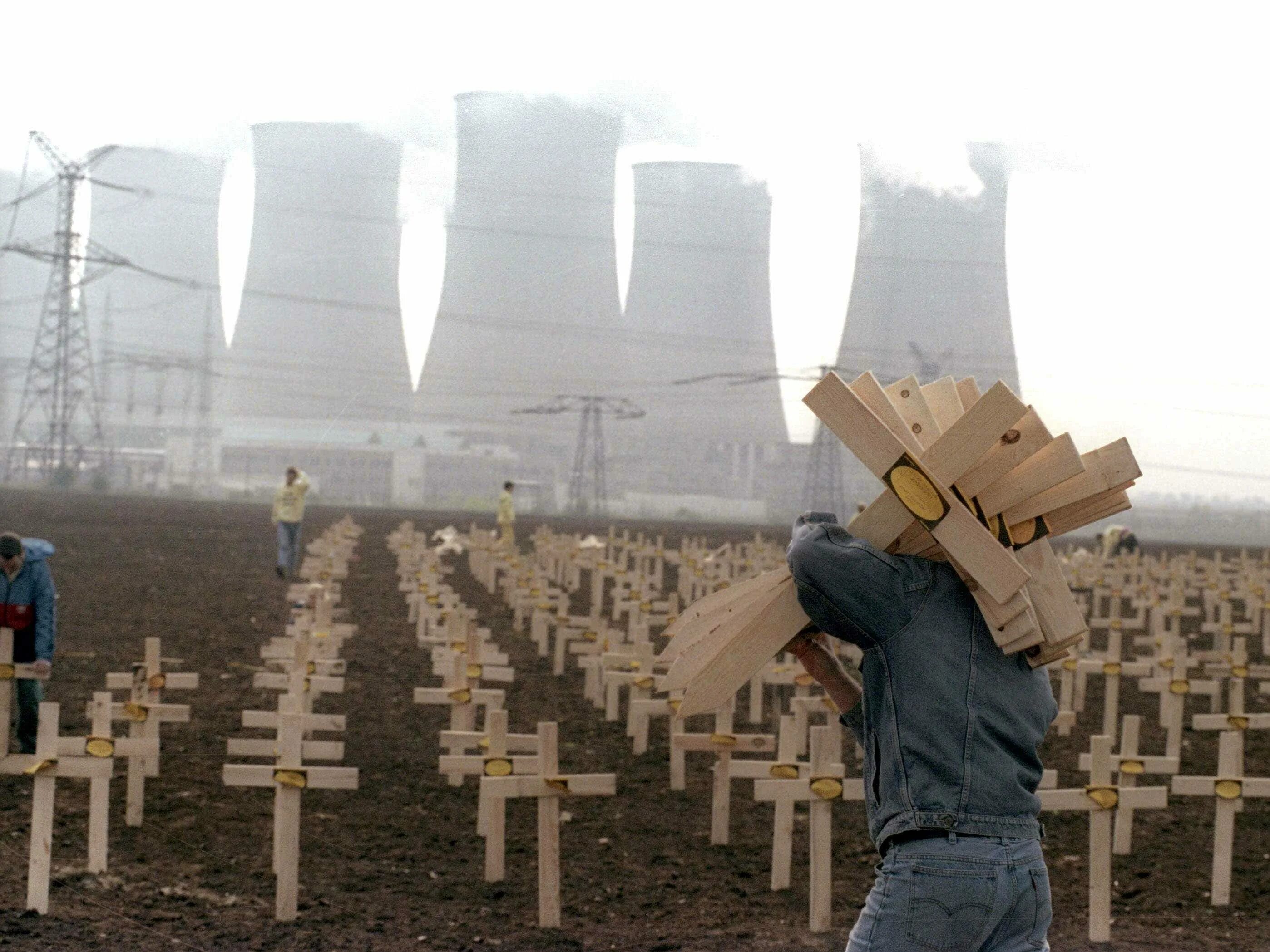 Авария на чернобыльской аэс сколько людей погибло. Чернобыльская АЭС последствия. Радиационная авария. Чернобыль взрыв атомной.
