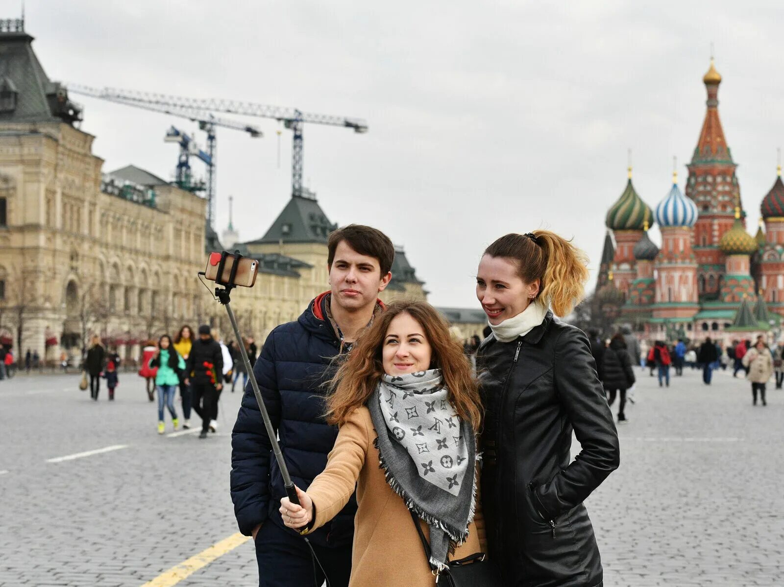 Русская дает иностранцу. Туристы в России. Туристы в Москве. Люди на красной площади. Фотосессия на красной площади.