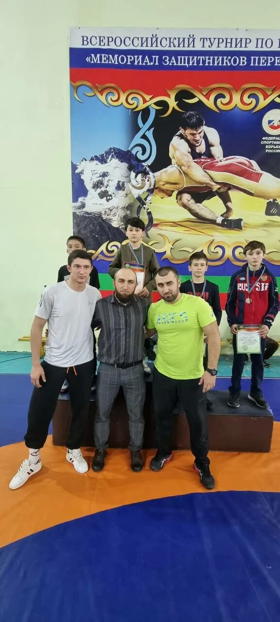 Борцы северной осетии. Вольная борьба черкесск гутякулова. Станица преградная. Азнаур аджиев борьба. Вольная борьба черкесск.