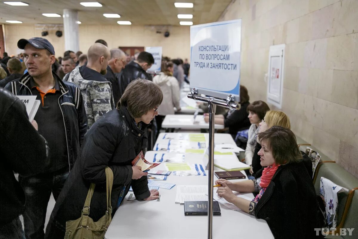 Поиск безработных. Безработный. трудоустройство безработных. дефицит рабочих мест. безработные граждане.