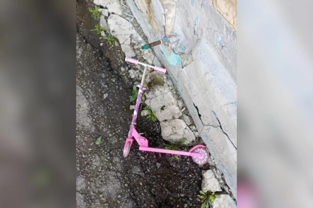 Девочка 3 лет упала. В новосибирске девочка упала с самоката в детском саду.