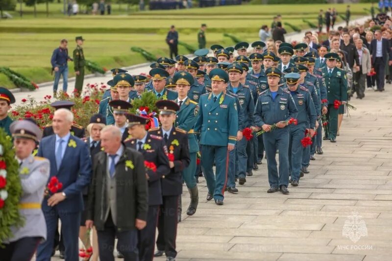 Возложение цветов на Пискаревском. Возложение цветов на Пискаревском кладбище сегодня. Церемония возложения цветов на митинге. Окончание церемонии возложения венков на Пискаревском кладбище. Новости спб пискаревский