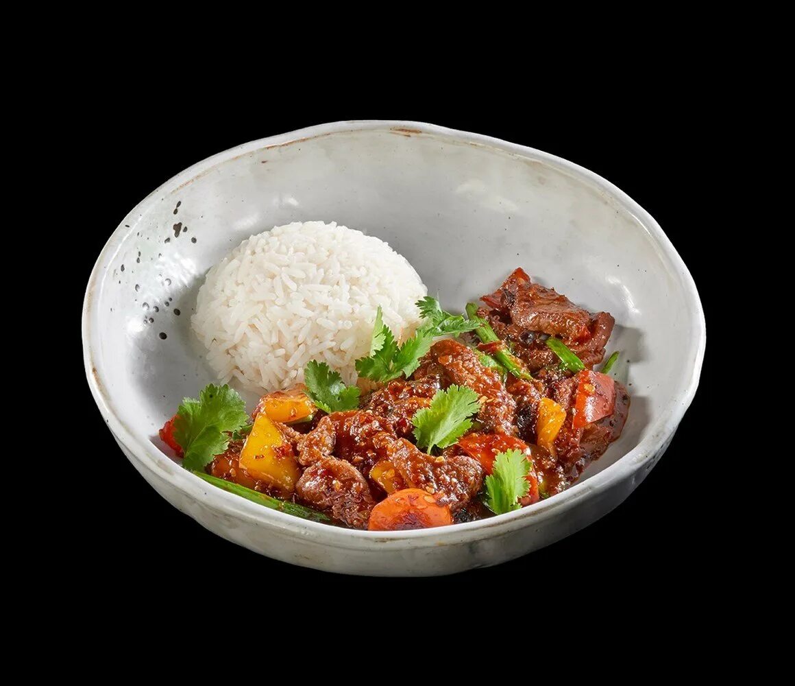 Рис с говядиной. Гуляш с рисом. Мясо говядина с рисом. Мясо по тайски на рисе. Блюдо с рисом и мясом.