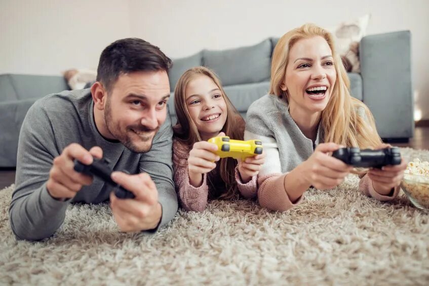 Семья видео. Семья играет в компьютерные игры. Играть в Видеоигры. Дети играют в Видеоигры. Люди играющие в плейстейшен.