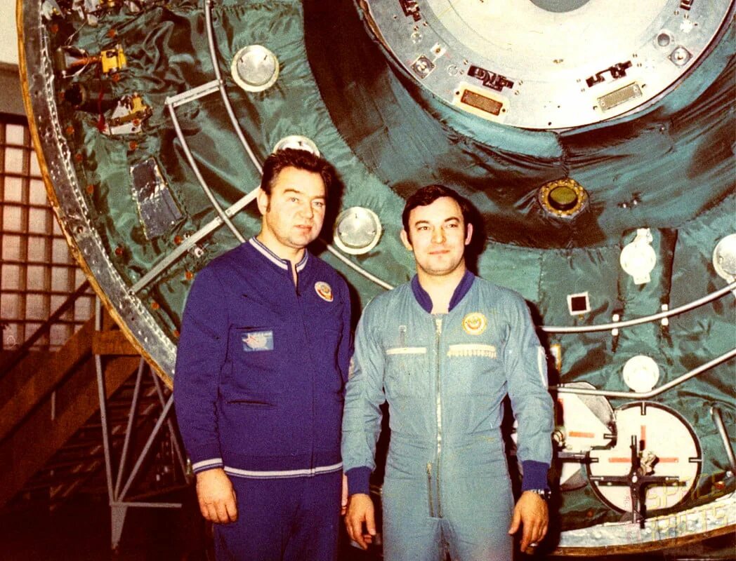 Как назывался корабль первого космонавта. Космонавты Гречко и Романенко. Союз 26 космический корабль Романенко.