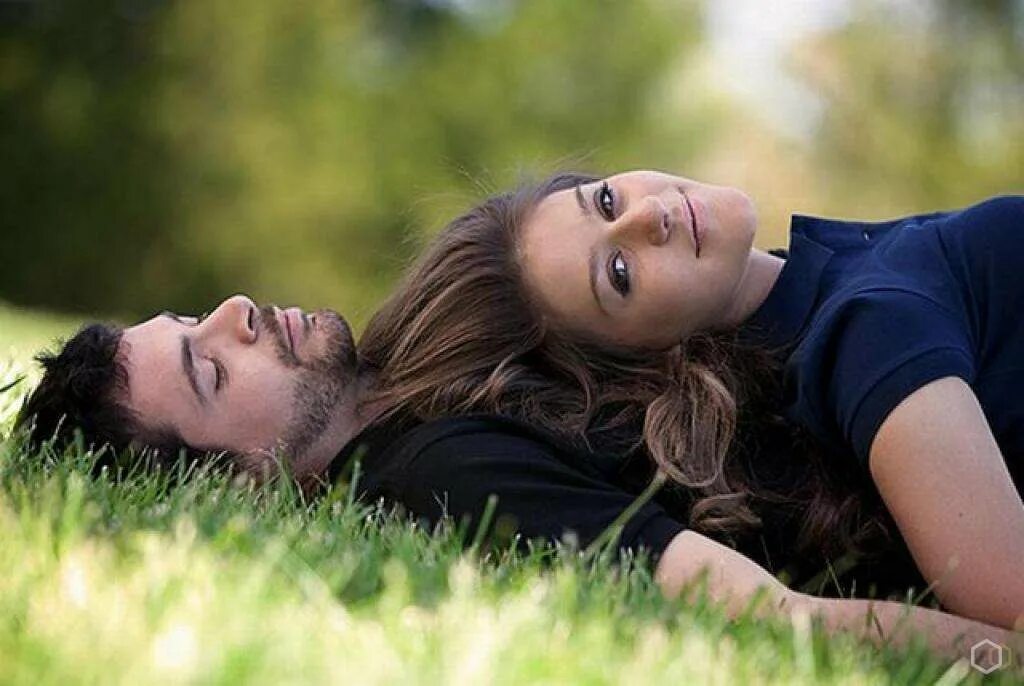 Объятия влюбленных. Красивые парочки. Любимая девушка. Настоящие отношения. Мужчина и женщина ссорятся.