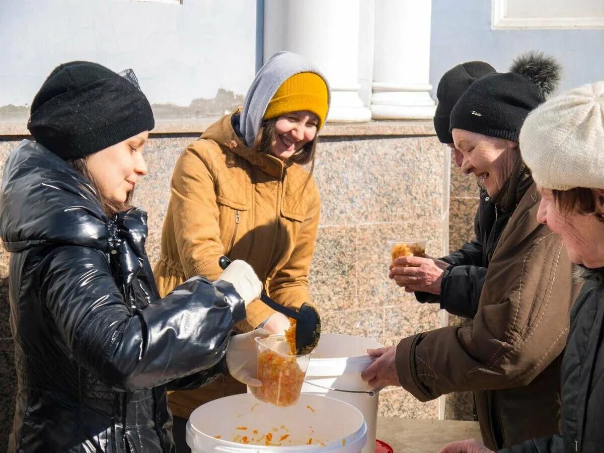 Еда для бездомных. Кормежка бездомных людей. Кормежка бомжей. Пункт раздачи еды бездомным.