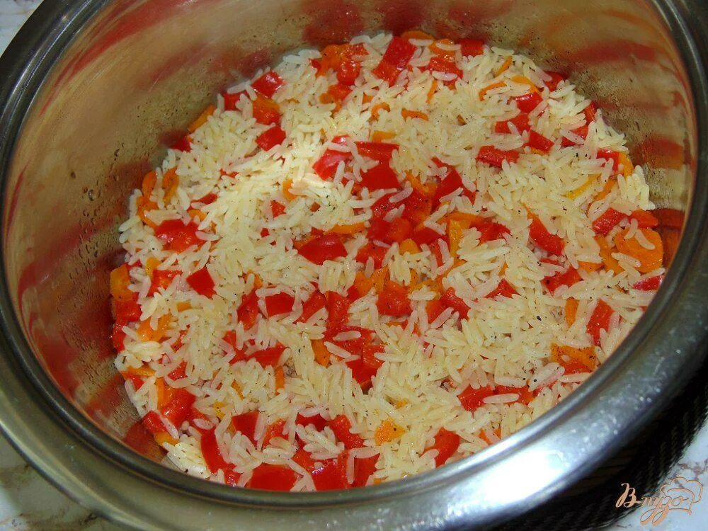 Рецепт рис помидор морковь лук. Рис с помидорами. Рис с паприкой. Рис с болгарским перцем. Рис с морковкой и болгарским перцем.