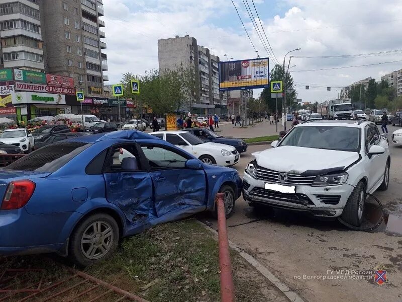 Волгоград ньюс. ДТП Волгоград Красноармейский район. ДТП Волгоград Красноармейский. ДТП Волгоград Красноармейский район вчера. Происшествия Волгоград Красноармейский.